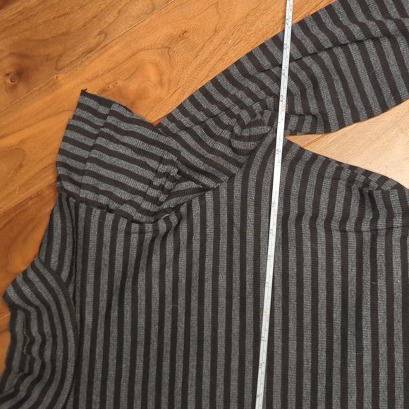 t.la Anthropologie Ruffled Turtleneck Top Dark Gray Stripe - L pristine conditn! - Picture 6 of 9